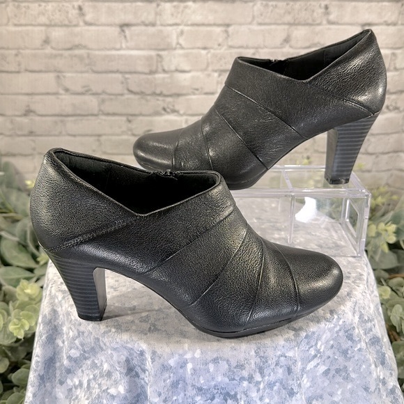 Clark’s Bendables Black Leather Layered Side-Zip RoundToe Shootie Heels WMS 6M - Picture 6 of 11